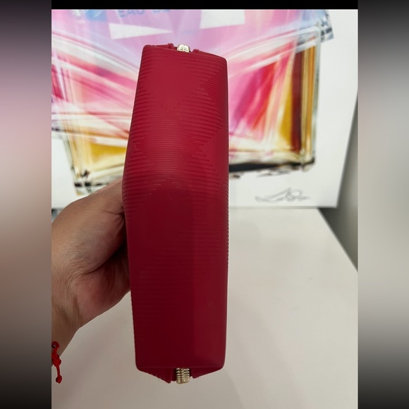 Burberry Authentic red makeup bag + 7 samples. - Picture 8 of 13